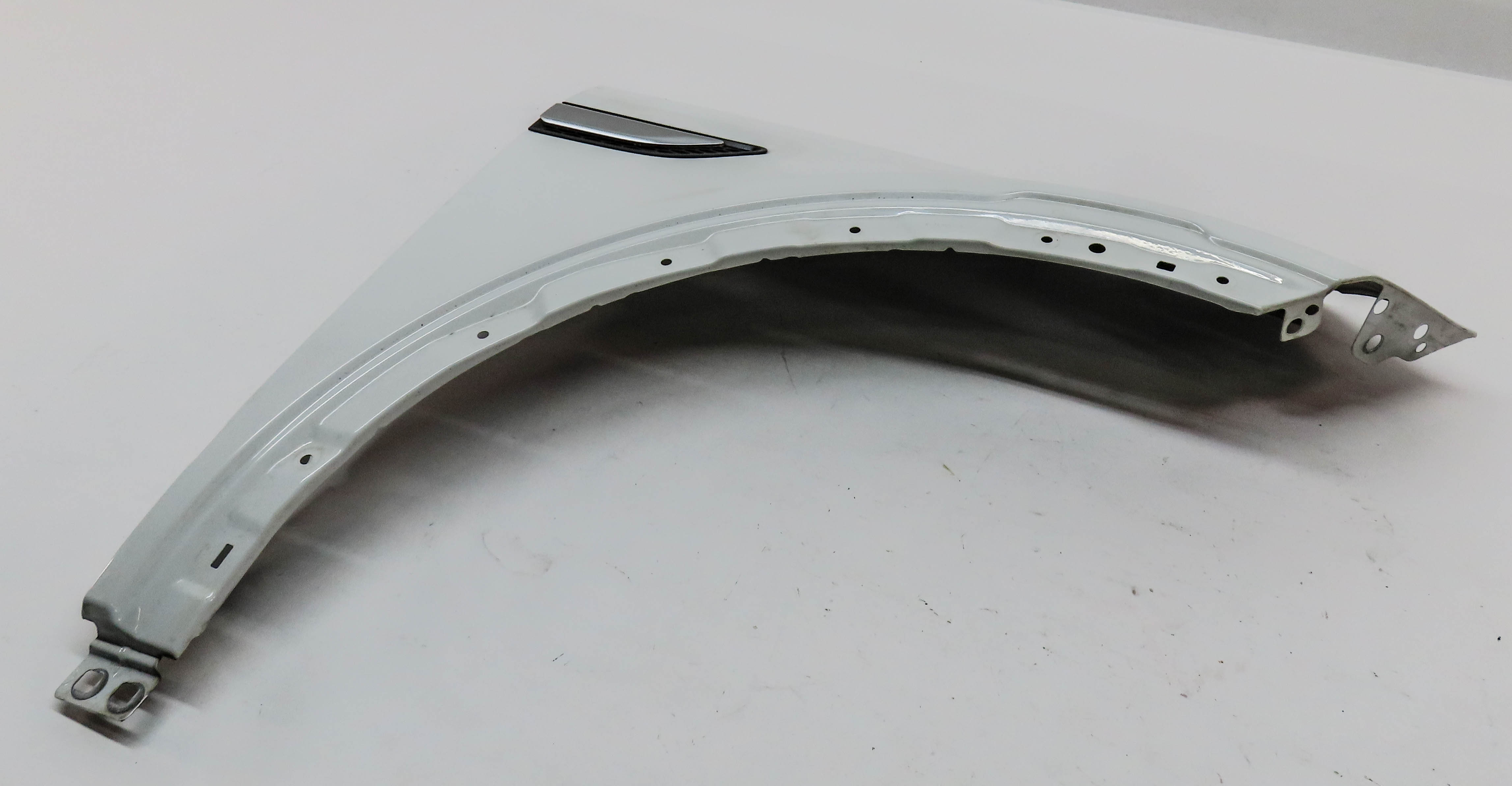 2015-2020 LAND ROVER DISCOVERY SPORT L550 FRONT RIGHT PASSENGER FENDER (White) — exact item pictured